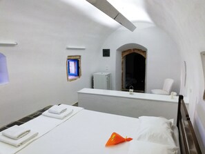 2 bedrooms, iron/ironing board, WiFi, bed sheets - EASY LIVING - The beauty of simplicity! (PITSINIANIKA)