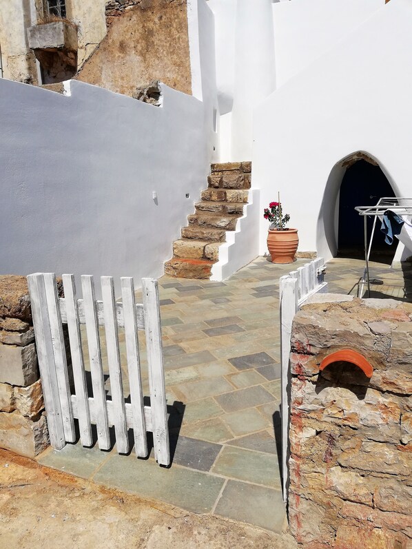 Terrace/patio - EASY LIVING - The beauty of simplicity! (PITSINIANIKA)