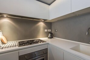 Fridge, oven, stovetop, dishwasher - Luxury Fori Imperiali Flat (Rome)