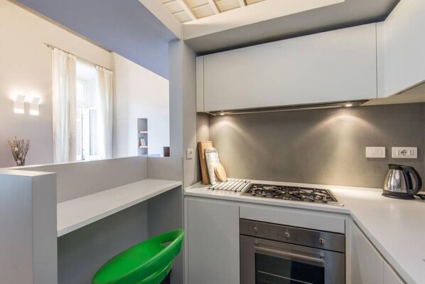 Kühlschrank, Ofen, Herdplatte, Geschirrspüler