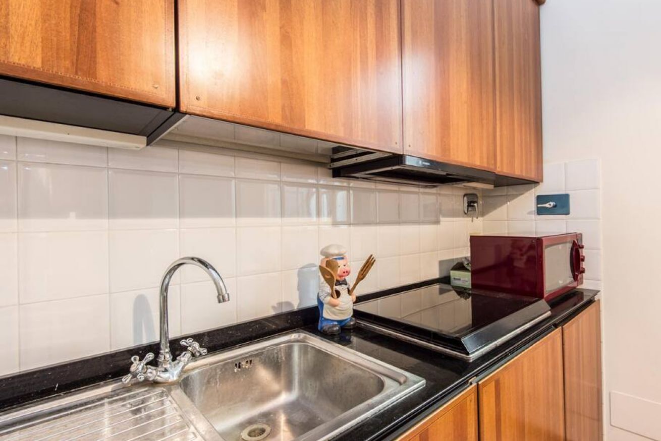 Fridge, oven, stovetop, cookware/dishes/utensils