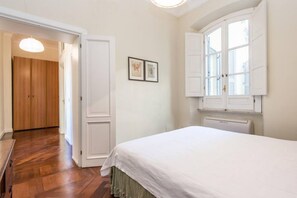 4 Schlafzimmer, Schreibtisch, Bügeleisen/Bügelbrett, Internetzugang