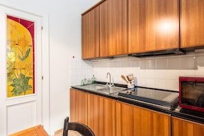 Kühlschrank, Ofen, Herdplatte, Kochgeschirr/Geschirr/Besteck