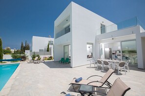 Piscina a l'aire lliure i piscina climatitzada 