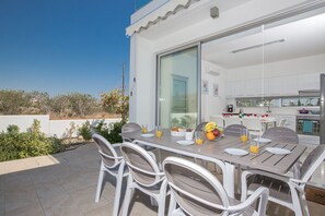 Outdoor dining - Villa Kacy, Stunning 5BDR Protaras Villa with private pool, close to the beach (Protaras)