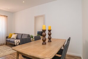 Dining - Binge Red Apartment, Wifi, AC, Terrace (Faro)