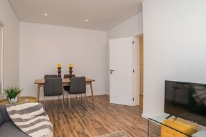 Interior - Binge Red Apartment, Wifi, AC, Terrace (Faro)