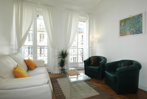 PARIS ON FOOT,TOURISTIC AREA .WITH LIFT , WIFI , AC