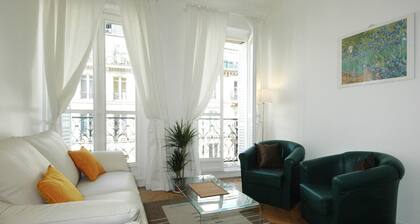 PARIS ON FOOT,TOURISTIC AREA .WITH LIFT , WIFI , AC