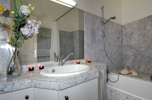 Combined shower/tub, hair dryer, towels, soap