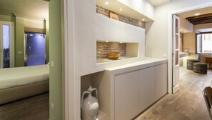 Una cocina moderna con una isla integrada, salpicadero de piedra e iluminación empotrada.