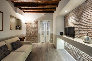 TV - Luxury One Bedroom Fori Imperiali (Rome)