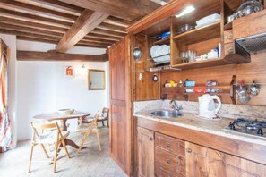 Kühlschrank, Ofen, Herdplatte, Kochgeschirr/Geschirr/Besteck