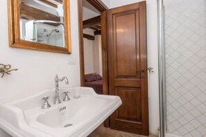 Chuveiro, bidê, toalhas de banho, shampoo