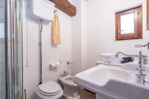 Shower, bidet, towels, shampoo