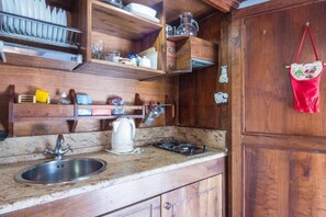 Kühlschrank, Ofen, Herdplatte, Kochgeschirr/Geschirr/Besteck