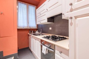 Frigorifero, forno, piano cottura, lavastoviglie