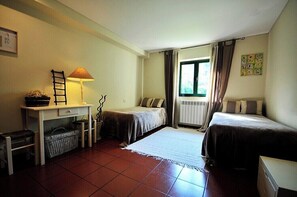 4 bedrooms, iron/ironing board, free WiFi, bed sheets