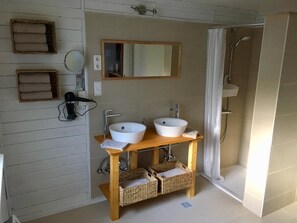 Dusche, Haartrockner, Handtücher, Toilettenpapier