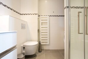 Shower, hair dryer, towels - MARRIOTT : 2 BEDS/2 BATHS SEA VIEW (Cannes)