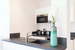 Een koelkast, een microgolfoven, een oven, een kookplaat