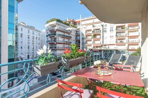Outdoor dining - MARRIOTT : 2 BEDS/2 BATHS SEA VIEW (Cannes)