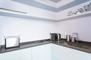 Fridge, microwave, oven, stovetop - Pure & chic 2beds/2baths in centre! (Cannes)