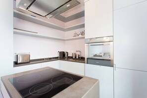 Kjøleskap, mikrobølgeovn, ovn og kokeplater