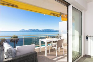 Outdoor dining - On la Croisette: luxe 2 bedrooms/ 2 baths (Cannes)