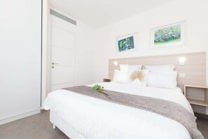 2 bedrooms, iron/ironing board, WiFi, bed sheets - On la Croisette: luxe 2 bedrooms/ 2 baths (Cannes)