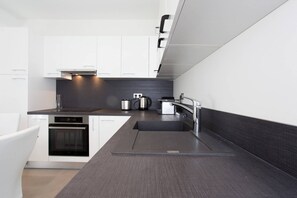 Køleskab, mikrobølgeovn, ovn, kogeplade