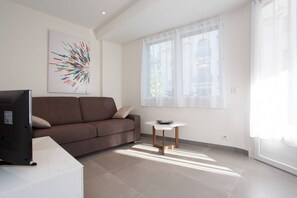 Flat-screen TV, offices - MARTINEZ AREA: NEW 2BEDS/2BATHS (Cannes)