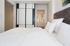 2 bedrooms, iron/ironing board, travel cot, WiFi - MARTINEZ AREA: NEW 2BEDS/2BATHS (Cannes)