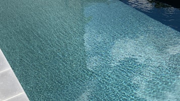 Utomhuspool och uppvärmd pool
