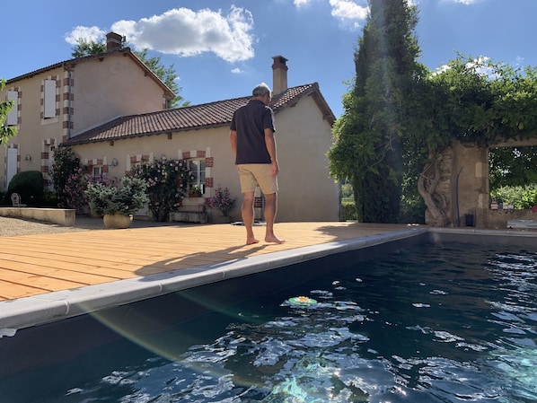 Utendørsbasseng og et oppvarmet basseng