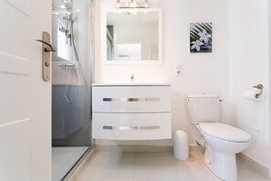Dusche, Haartrockner, Handtücher, Shampoo