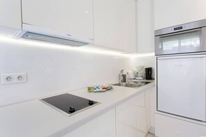 Fridge, microwave, oven, stovetop - MARRIOTT/ CROISETTE  - LUXE 1 BED (Cannes)