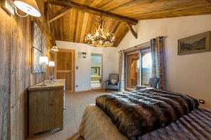 5 bedrooms, iron/ironing board, WiFi, bed sheets