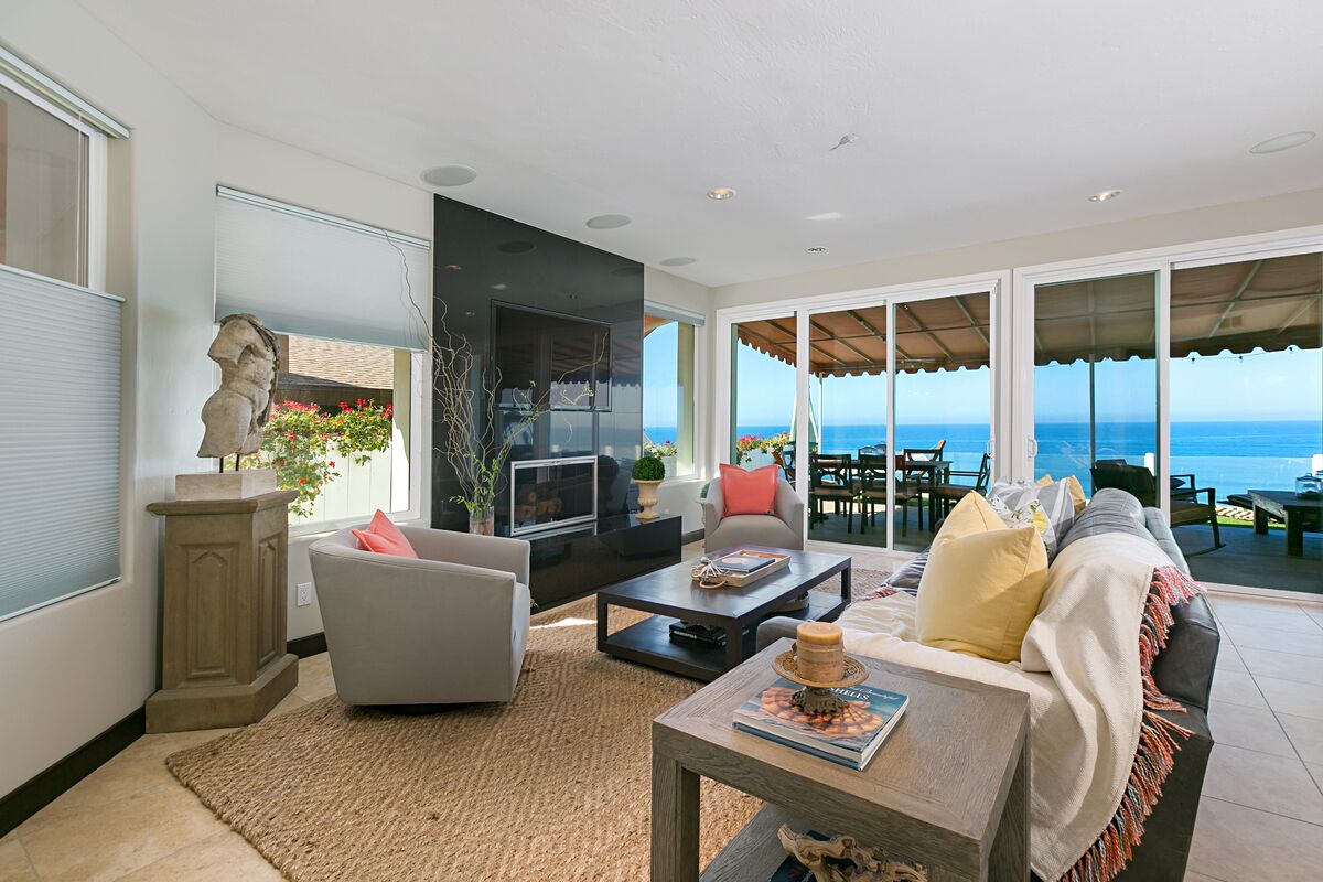 Smart TV, fireplace, books, stereo