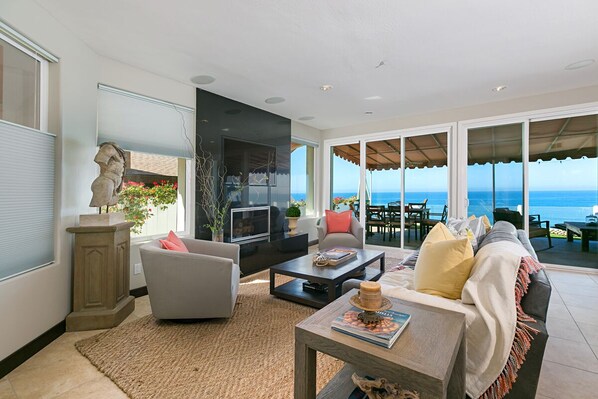 Smart-TV, peis, bøker og stereoanlegg