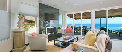 Smart-TV, Kamin, Bücher, Stereoanlage