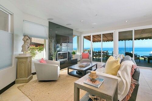 OCEANFRONT! 3 DISTINCT SUITES!
 JACUZZI & BBQ!