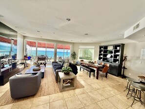 Smart-TV, Kamin, Bücher, Stereoanlage