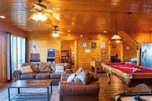 Smart TV, fireplace, DVD player, table football - A+ Views & Location! Parkway, Dollywood / Hot Tub Games Pet Friendly Resort Pool (Pigeon Forge)