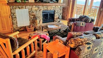 TV connectée, cheminée, lecteur de DVD, baby-foot