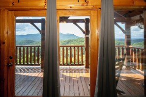 Eine Holterrasse mit Bergblick.