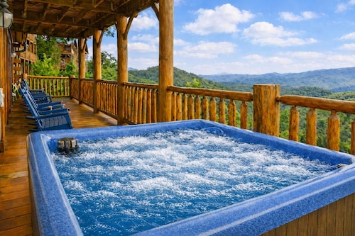 A+ Views & Location! near Dollywood. Hot Tub, Games, Pet Friendly, Resort Pool