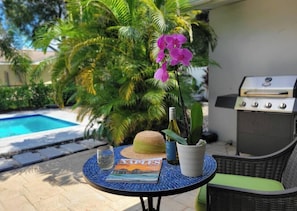 Terrace/patio - 667 NEW Heated Pool w Sun Shelf · Blocks2Beach (Naples)