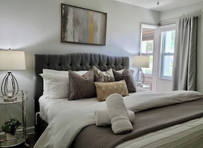 3 bedrooms, desk, iron/ironing board, travel crib - 667 NEW Heated Pool w Sun Shelf · Blocks2Beach (Naples)