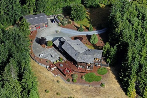 7k sq Ft. on 15 acres. Putting greens & sand trap for golfers & families .<br><br><br><br><br><br>